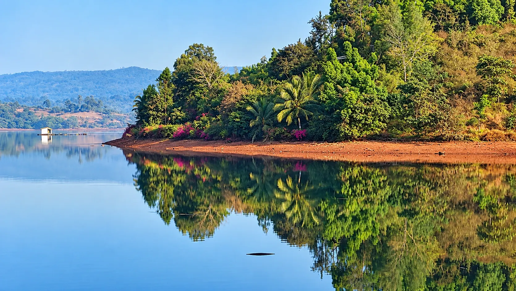 Lake, mountains and trees at Viva Andur farmhouse near Gaganbawada